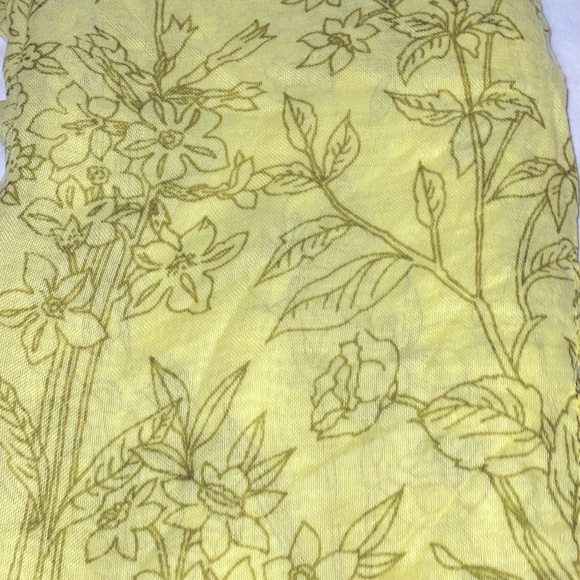 Echo Flower Scarf - Picture 7 of 7